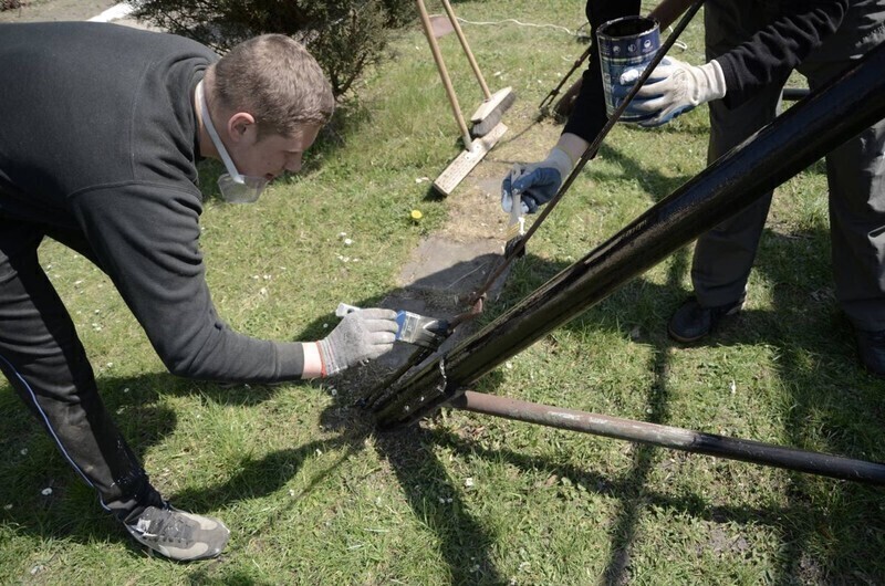 Zdjęcie 3: W ZSP nr 1 w Piotrkowie porządkowali szkolne boisko 