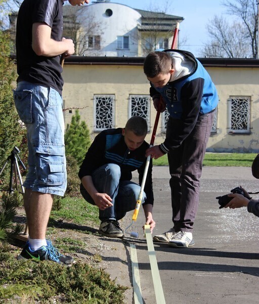 Zdjęcie 5: W ZSP nr 1 w Piotrkowie porządkowali szkolne boisko 