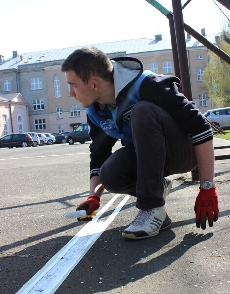 Zdjęcie 6: W ZSP nr 1 w Piotrkowie porządkowali szkolne boisko 