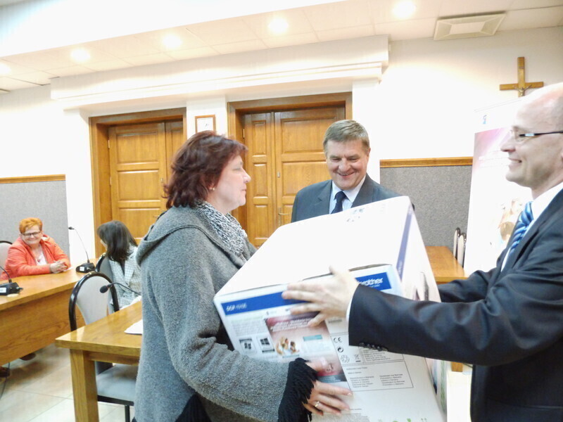 Przekazali sprzęt komputerowy ponad stu rodzinom