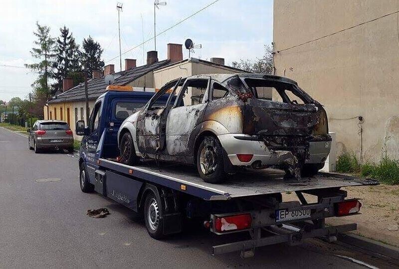 Zdjęcie 3: Błyskawiczna akcja gaszenia focusa 