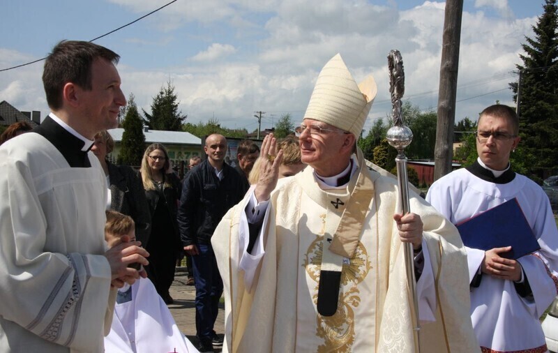 Zdjęcie 3: Arcybiskup święcił nowy kościół w Piotrkowie