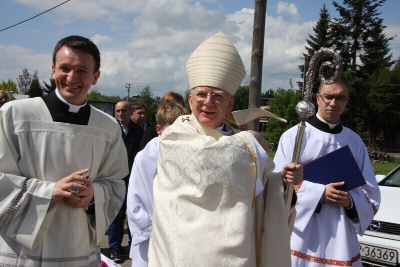 Zdjęcie 4: Arcybiskup święcił nowy kościół w Piotrkowie