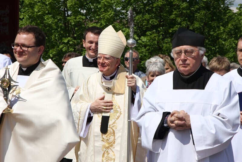 Zdjęcie 5: Arcybiskup święcił nowy kościół w Piotrkowie