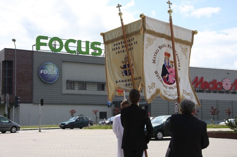 Zdjęcie 6: Arcybiskup święcił nowy kościół w Piotrkowie