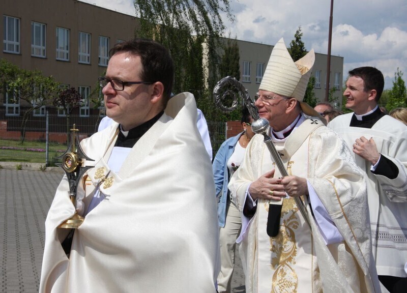 Zdjęcie 7: Arcybiskup święcił nowy kościół w Piotrkowie