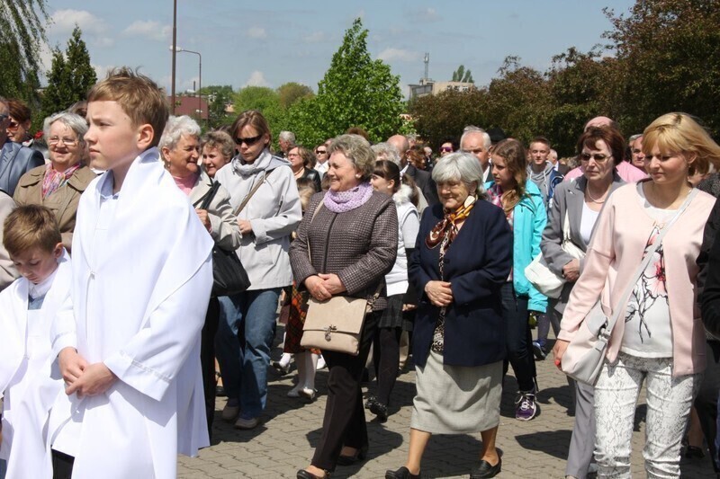 Zdjęcie 8: Arcybiskup święcił nowy kościół w Piotrkowie
