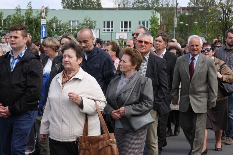 Zdjęcie 9: Arcybiskup święcił nowy kościół w Piotrkowie
