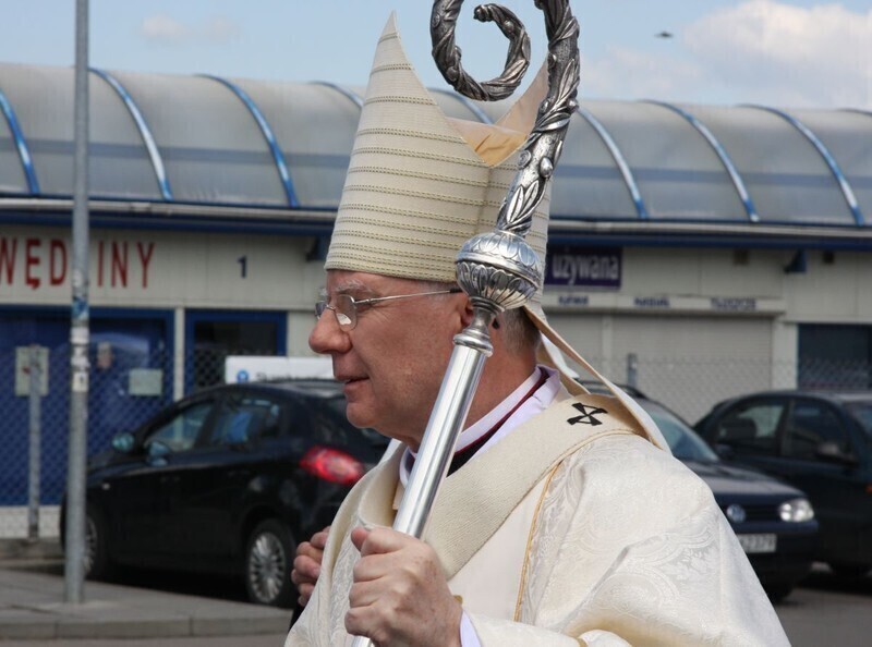 Zdjęcie 10: Arcybiskup święcił nowy kościół w Piotrkowie