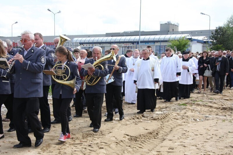 Zdjęcie 11: Arcybiskup święcił nowy kościół w Piotrkowie
