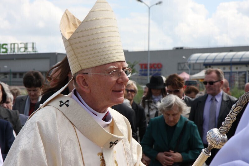 Zdjęcie 13: Arcybiskup święcił nowy kościół w Piotrkowie