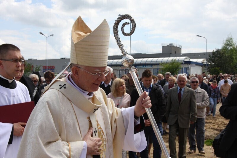 Zdjęcie 14: Arcybiskup święcił nowy kościół w Piotrkowie