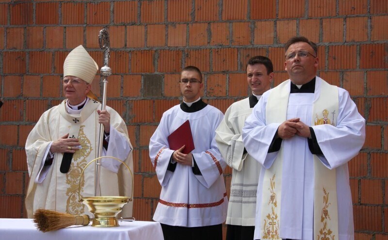 Zdjęcie 15: Arcybiskup święcił nowy kościół w Piotrkowie