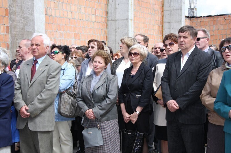 Zdjęcie 16: Arcybiskup święcił nowy kościół w Piotrkowie