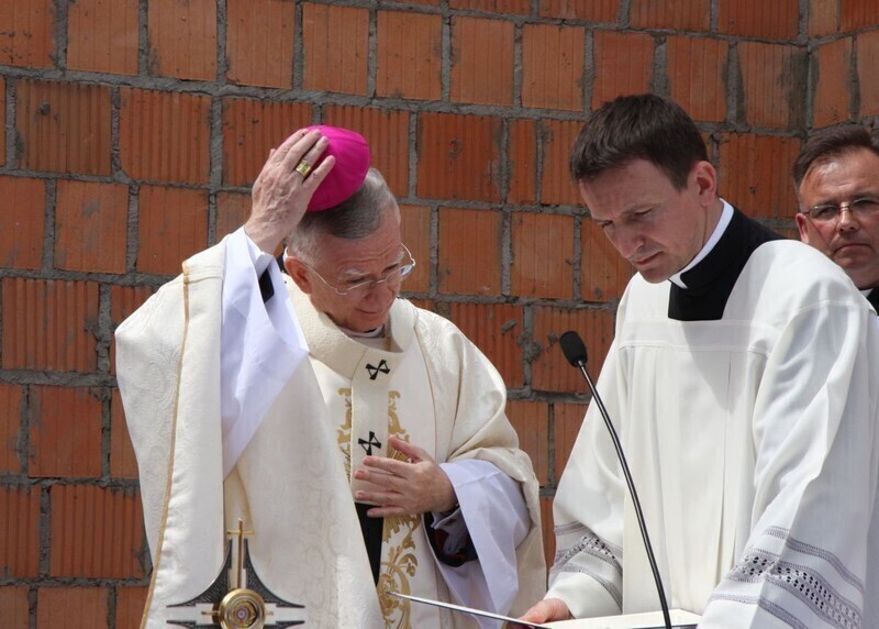 Zdjęcie 18: Arcybiskup święcił nowy kościół w Piotrkowie