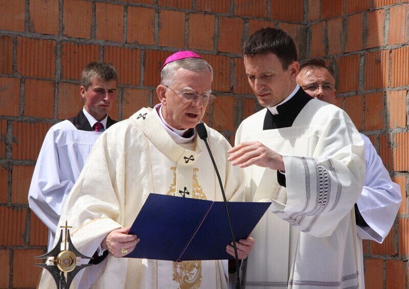 Zdjęcie 19: Arcybiskup święcił nowy kościół w Piotrkowie