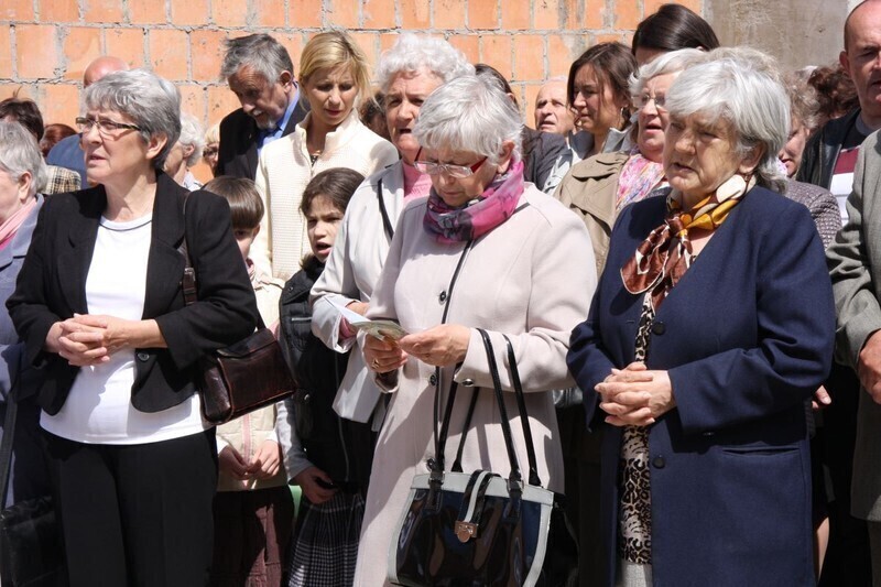 Zdjęcie 20: Arcybiskup święcił nowy kościół w Piotrkowie