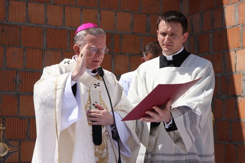 Zdjęcie 21: Arcybiskup święcił nowy kościół w Piotrkowie