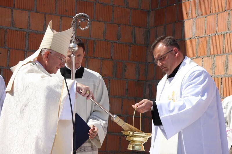 Zdjęcie 22: Arcybiskup święcił nowy kościół w Piotrkowie