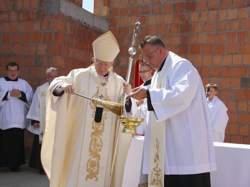 Zdjęcie 23: Arcybiskup święcił nowy kościół w Piotrkowie