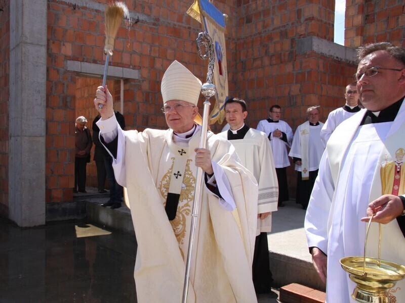 Zdjęcie 25: Arcybiskup święcił nowy kościół w Piotrkowie