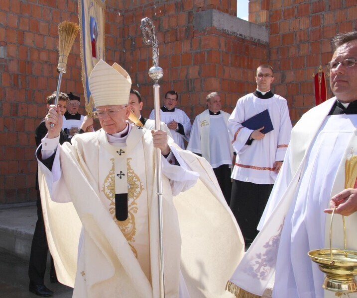 Zdjęcie 27: Arcybiskup święcił nowy kościół w Piotrkowie