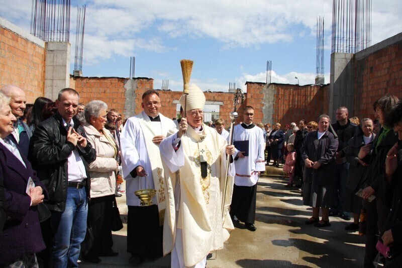 Zdjęcie 28: Arcybiskup święcił nowy kościół w Piotrkowie