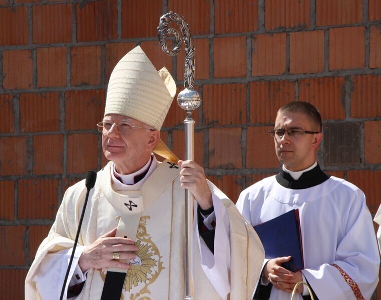 Zdjęcie 29: Arcybiskup święcił nowy kościół w Piotrkowie