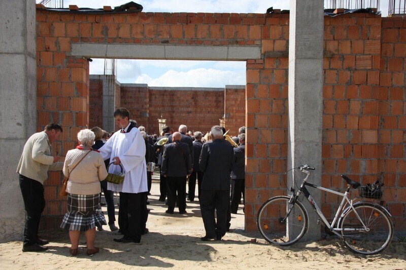 Zdjęcie 30: Arcybiskup święcił nowy kościół w Piotrkowie