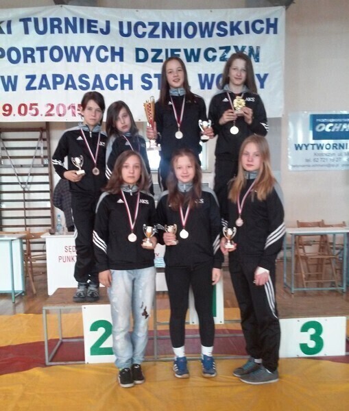 Sukces zapaśniczek AKS