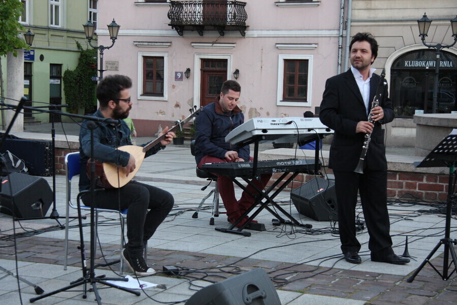 Zdjęcie 1: Turecka muzyka na piotrkowskim Rynku