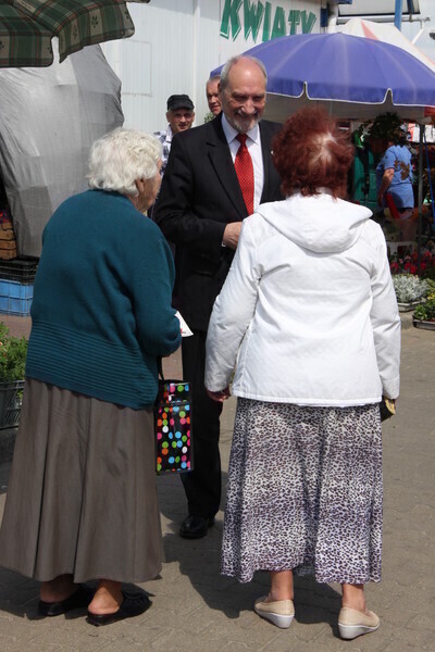 Zdjęcie 4: Poseł Macierewicz namawiał do głosowania na kandydata Dudę