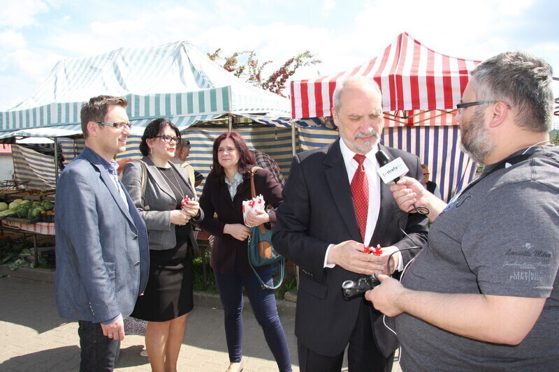 Zdjęcie 6: Poseł Macierewicz namawiał do głosowania na kandydata Dudę