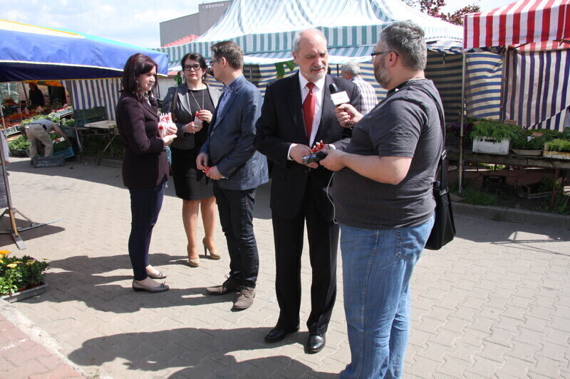 Zdjęcie 9: Poseł Macierewicz namawiał do głosowania na kandydata Dudę