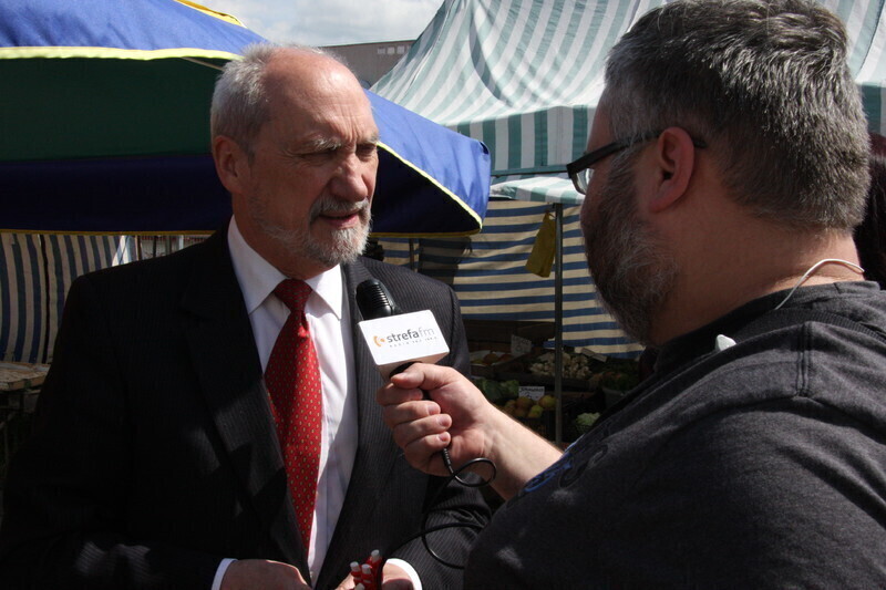 Zdjęcie 10: Poseł Macierewicz namawiał do głosowania na kandydata Dudę