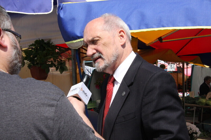 Zdjęcie 11: Poseł Macierewicz namawiał do głosowania na kandydata Dudę