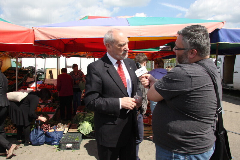 Zdjęcie 15: Poseł Macierewicz namawiał do głosowania na kandydata Dudę