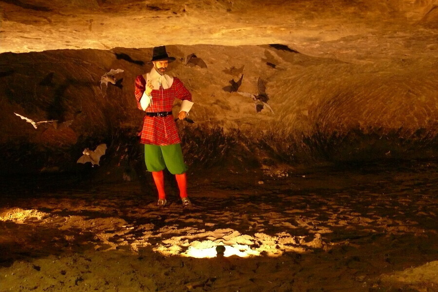 Zdjęcie 1: Noc w Grotach i Skansenie