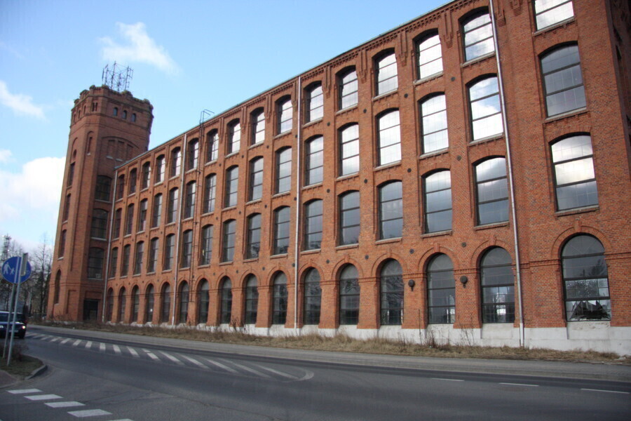 Na dachu Galerii LOFT palili marihuanę