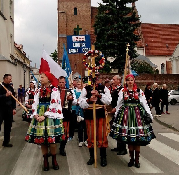 Zdjęcie 9: Pielgrzymka z Łowicza przeszła przez Piotrków