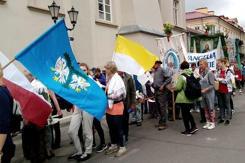 Zdjęcie 14: Pielgrzymka z Łowicza przeszła przez Piotrków