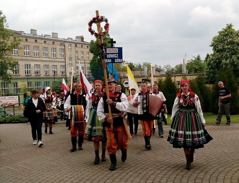Zdjęcie 18: Pielgrzymka z Łowicza przeszła przez Piotrków