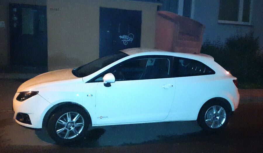 Ktoś zrzucił fotel na auto