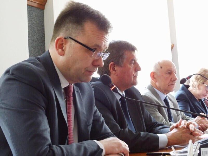 Zdjęcie 2: Radni jak zwykle podzieleni. Krzysztof Chojniak z absolutorium za budżet 