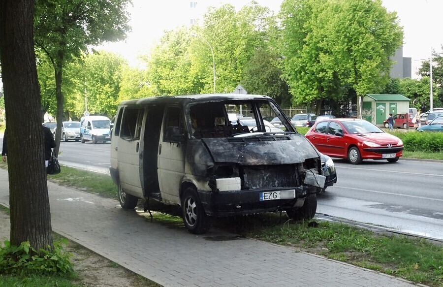 Zdjęcie 1:  Armii Krajowej: Spłonął volkswagen 