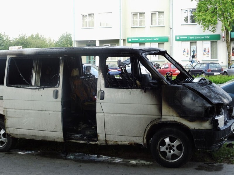 Zdjęcie 4:  Armii Krajowej: Spłonął volkswagen 
