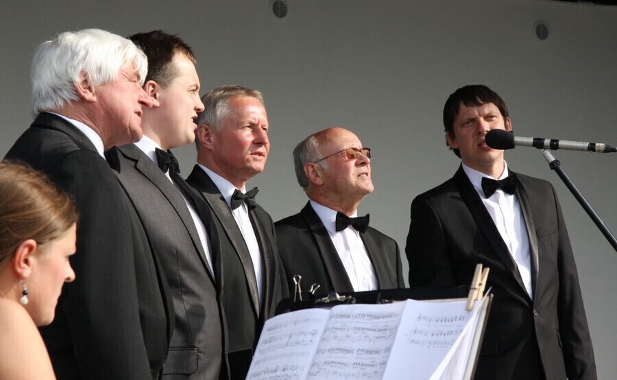 Zdjęcie 1: Goście z miast partnerskich śpiewali w amfiteatrze 