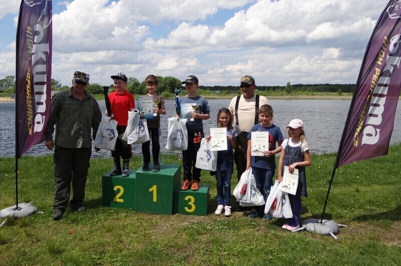 Zdjęcie 2: Wędkowali z okazji Dnia Dziecka 