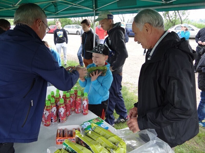 Zdjęcie 7: Wędkowali z okazji Dnia Dziecka 