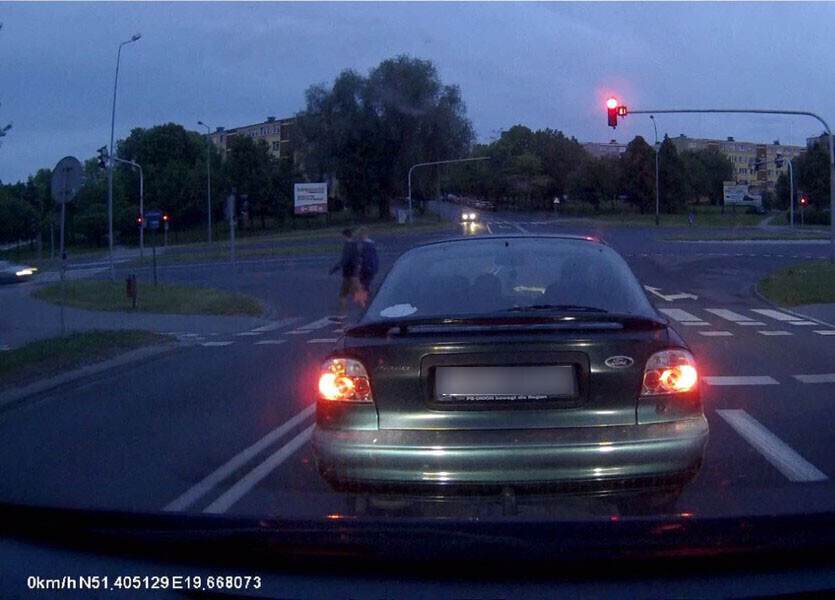 Zdjęcie 1: Kierowca mercedesa potrącił rowerzystę (FILM) 